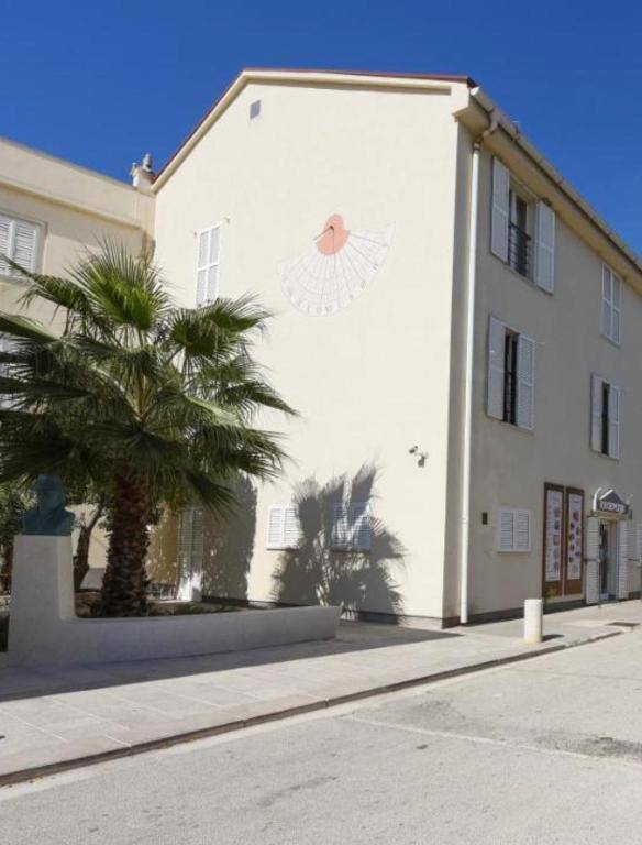 Family Hotel Zanè building in Pag